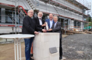 Erst befüllten sie die Zeitkapsel gemeinsam, dann wurde der Grundstein mit der Jahreszahl 2021 symbolisch gelegt: Werner Seifert (Vorsitzender des Bezirksausschusses für den Stadtbezirk Bad Honnef-Aegidienberg), Klaus Wegner (Vorsitzender des Betriebsausschusses), Hans-Joachim Lampe-Booms (Leiter Bad Honnefer Bäder) und Bürgermeister Otto Neuhoff.